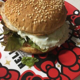 ごま付きバーガーバンズ✨サニーレタス目玉焼き